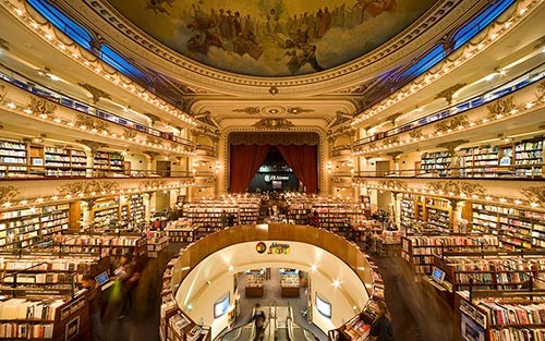 Nằm tại thành phố Barrio Norte, Argentina là một nhà sách cực kỳ đẹp và sang trọng có tên là El Ateneo Grand Splendid. Nhà sách này trước kia là một nhà hát, được xây dựng vào năm 1919. Sau một khoảng thời gian hoạt động, đến năm 2000, nhà hát trở thành một rạp chiếu phim. Và cuối cùng, ngày hôm nay,  nhà sách 100 tuổi ở Argentina này trở thành một hiệu sách, tiếp đón hàng triệu lượt khách mỗi năm.