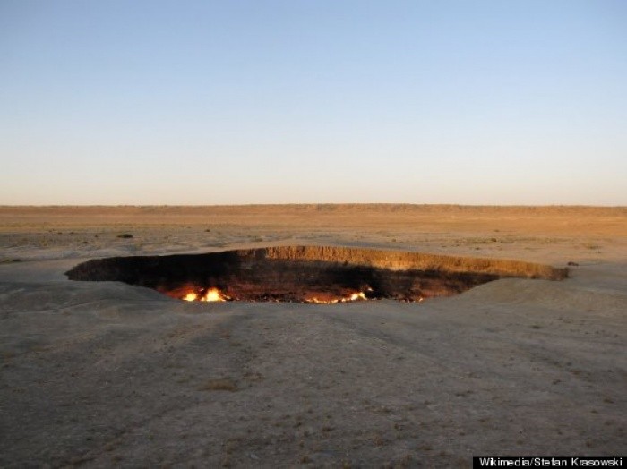 Mọi việc bắt đầu vào năm 1971 tại ngôi làng Derweze ở Turkmenistan thuộc khu vực Trung Á. Trong quá trình tìm kiếm khí đốt thiên nhiên, các nhà địa chất học của Liên Xô đã tình cờ phát hiện được một hang động lớn dưới lòng đất.