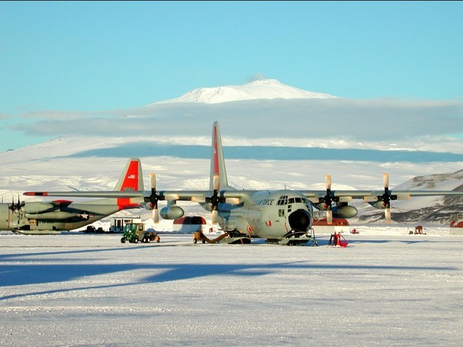  Đường băng Sea Ice ở Nam Cực không rải nhựa hay lát đá. Bên cạnh đó, sức nặng của máy bay có thể khiến lớp băng nứt vỡ. Khi nhiệt độ tăng, băng tan và máy bay không thể hạ cánh.