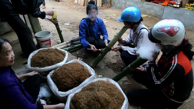 Chợ Re (xã Ân Nghĩa) tuần họp 3 phiên (thứ 2, 5, 7) không bao giờ thiếu hàng bán thuốc lào. Không như ở các chợ miền xuôi, hàng bán  thuốc lào ở chợ Re luôn được quây quanh bởi các bà, các cô hút thử thuốc.