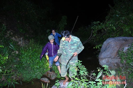 Loài khé thường kiếm ăn vào ban đêm nên những người có kinh nghiệm phải lựa chọn đúng thời điểm mới có thể bắt được chúng.