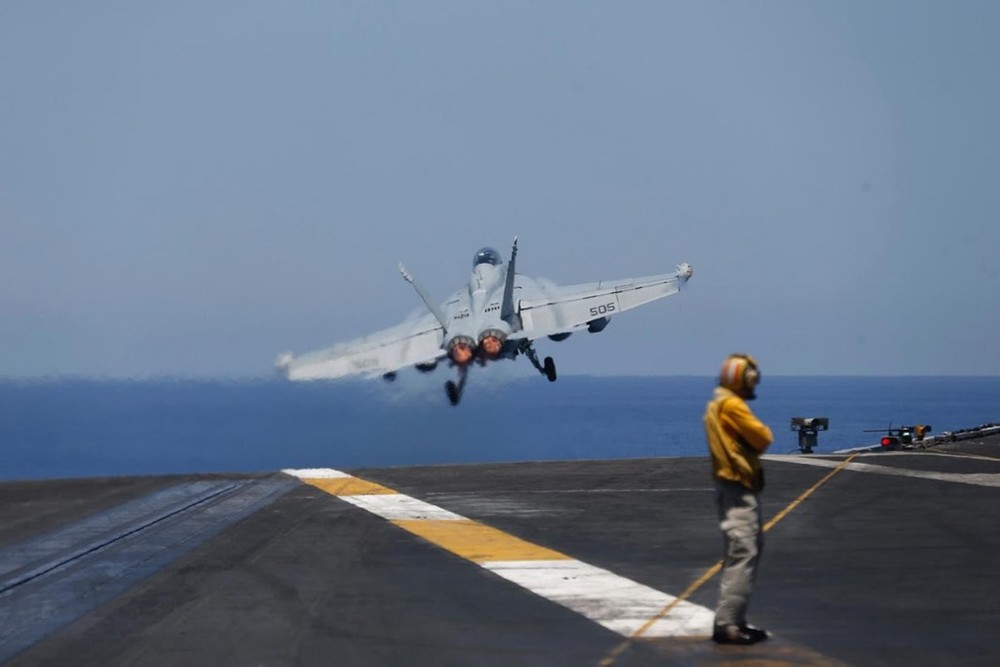 Một chiến đấu cơ cất cánh từ trên boong  hàng không mẫu hạm USS Harry S. Truman để không kích lực lượng tự xưng Nhà nước Hồi giáo tự xưng (IS) ở Iraq và Syria hồi tháng 5. Tàu đã tham gia cuộc chiến chống IS trong 7 tháng. Phi đội chiến đấu cơ trên tàu đã thực hiện hơn 20.00 chuyến bay để không kích IS.