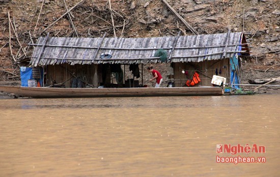 Những chiếc chòi nổi được xem như ngôi nhà thứ 2 của những người dân  đánh cá trên thượng nguồn sông Nậm Nơn.