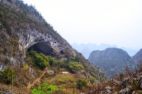 Đường vào ngôi làng ở sâu trong  hang động khổng lồ.