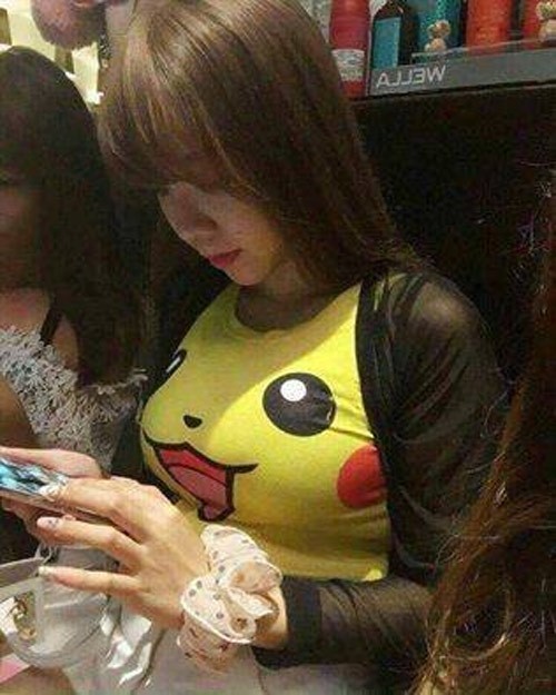 Trò chơi  Pokémon Go đang tạo nên cơn sốt trên toàn thế giới. Người người đi bắt Pokémon, nhà nhà đi bắt Pokémon. Vậy giữa biển game thủ săn quái vật bạn nên làm gì để thật nổi bật? Câu trả lời đó là nên cập nhật ngay thời trang phong cách Pokémon.