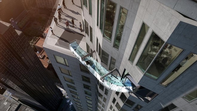 Theo Golosangeles, chiếc  cầu trượt trong suốt có tên Skyslide, dài 13,7 m, cao 304 m, được xây dựng ngoài trời, nối tầng 69 với tầng 70 của tòa nhà cao thứ 8 tại Mỹ - U.S. Bank Tower (73 tầng, 310 m).