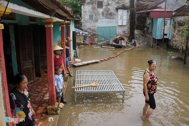 Cơn mưa lớn kéo dài tối 11/8 khiến hàng chục căn nhà tại thôn 9, xã Thiệu Khánh (TP Thanh Hóa, tỉnh Thanh Hóa) ngập sâu trong nước.