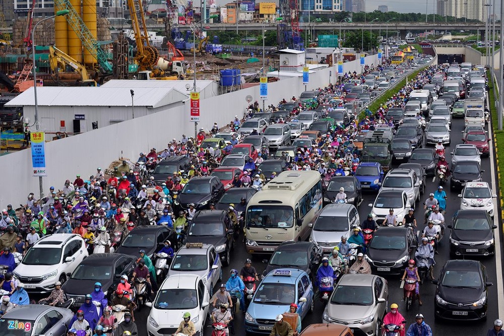 7h sáng 22/8, sau cơn mưa rào kéo dài khoảng 20 phút,  hầm chui Trung Hòa (Cầu Giấy, Hà Nội) bị ùn tắc nghiêm trọng.