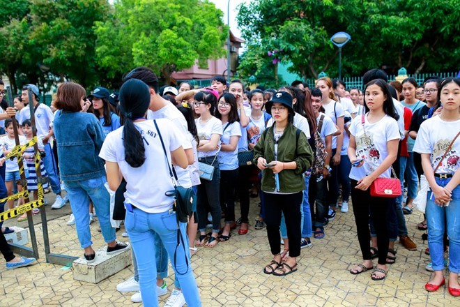 Chiều 11/9,  Sơn Tùng M-TP và ê-kíp mang tour diễn mừng sinh nhật dừng chân ở thành phố Vinh của tỉnh Nghệ An. Mặc dù thời tiết không thuận lợi nhưng hàng trăm bạn trẻ đã sắp hàng từ sớm để chờ gặp thần tượng.