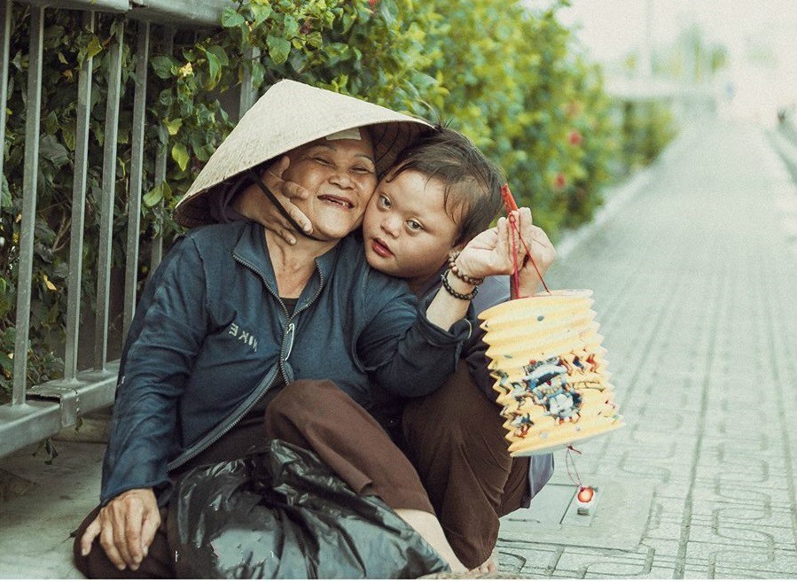 Tác phẩm mang tên Mẹ - người bạn thân nhất của nhiếp ảnh gia Phạm Hoàng Thân khắc hoạ hình ảnh một bé gái nghèo, cùng chơi lồng đèn bên mẹ nhân dịp  Trung thu.