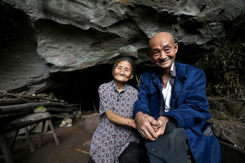 Liang Zifu, 81 tuổi và người vợ 77 tuổi của ông, Li Suying trước căn nhà trong hang 08/09/2016. Liang Zifu và Li Suying đã nuôi dưỡng bốn đứa con của họ trong một hang động nơi họ đã sống trong suốt 54 năm qua, gần Nanchong, tỉnh Sichuan thuộc phía Tây Nam Trung Quốc.