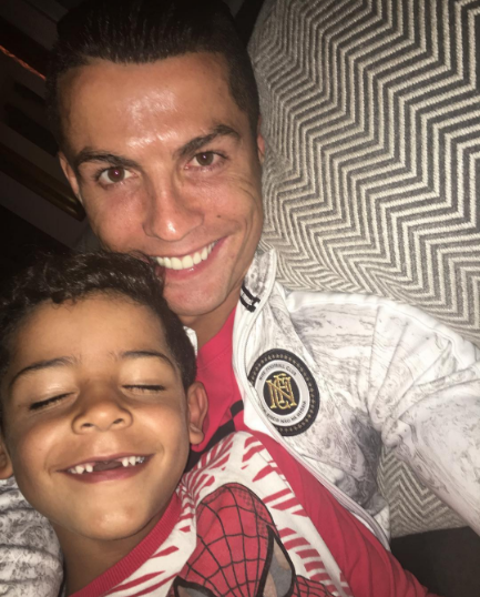 Trên Instagram,  Cristiano Ronaldo khoe ảnh con trai thay răng. Anh đăng ảnh cùng dòng chú thích bằng tiếng Bồ Đào Nha.