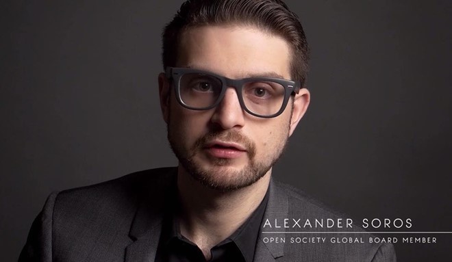 Theo Daily Mail, Alexander Soros (30 tuổi) là con trai tỷ phú Mỹ George Soros với người vợ thứ hai. George sở hữu khối tài sản lên đến 24,9 tỷ USD và tất nhiên con trai ông đang tận hưởng cuộc sống tuyệt vời.