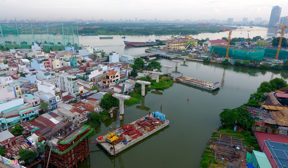  Tuyến metro Sài Gòn chặng từ ga Ba Son đến Suối Tiên dài 17,1 km được chia thành nhiều đoạn để thi công. Tại đoạn đầu tiên, dãy cột trụ đi qua nhà máy đóng tàu Ba Son, vượt kênh Nhiêu Lộc.