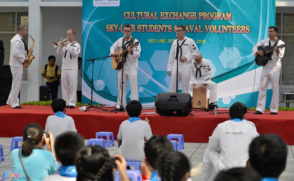 Sáng 29/9, tàu khu trục tên lửa USS John S. McCain đã có buổi giao lưu với trẻ em tại một trường học ở quận Hải Châu, thành phố Đà Nẵng.