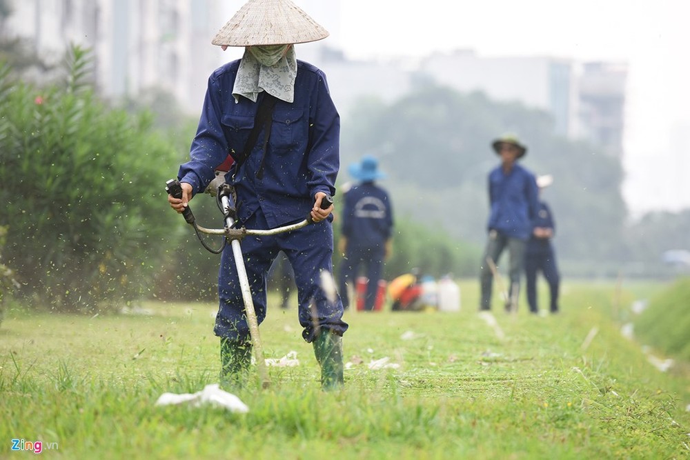 Trong hai ngày 9 - 10/10, trên các tuyến đường Nguyễn Chí Thanh, Văn Cao - Liễu Giai, Hoàng Quốc Việt, Đại lộ Thăng Long xuất hiện đội ngũ công nhân cắt cỏ, tỉa cây trở lại sau thời gian vắng bóng.