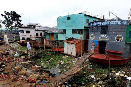 Đó là khách sạn Faridpur ở thành phố Dhaka (Bangladesh). Đây có lẽ là  khách sạn tồi tàn nhất thế giới và có giá thuê phòng "bèo" bậc nhất thế giới.