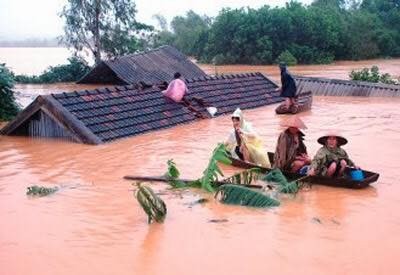 Đi chân trần lội qua nước lũ - Hoa hậu Ngọc Hân Những ngày vừa qua, mọi sự quan tâm và chú ý của báo chí và dư luận cả nước đều hướng về "khúc ruột miền Trung" - nơi đang phải gánh chịu hậu quả nghiêm trọng của trận lụt lịch sử.