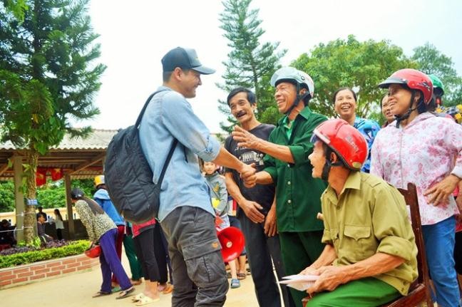 Từ một MC nổi tiếng, gần đây  Phan Anh được chú ý khi có những phát ngôn, chia sẻ liên quan tới vấn đề môi trường, xã hội. Hiện tại, người dẫn chương trình Vietnam Idol đang bận rộn với hoạt động cứu trợ người dân vùng lũ ở miền Trung. Anh đóng góp 500 triệu và gây được số quỹ tính tới ngày 19/10 là hơn 14 tỷ đồng. Từ nơi "rốn lũ", Phan Anh khẳng định với những người đã chuyển tiền cứu trợ vào tài khoản của anh: "Tôi lấy danh dự để đảm bảo tôi đang làm hết sức, qua rất nhiều kênh để tấm lòng của các bạn đến trực tiếp với đồng bào".