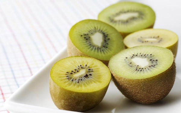 1. Quả Kiwi Trong quả kiwi chứa caspase - một chất quan trọng trong quá trình chết rụng tế bào, hoại tử và sưng viêm. Bên cạnh đó, vitamin C, peptide và các vật chất hoạt tính sẽ giúp giảm 98% tỉ lệ hình thành hợp chất nitrosamine gây bệnh ung thư, đặc biệt là ung thư dạ dày. Cách sử dụng tốt nhất là hấp 60g kiwi với 1000ml nước trong 1 tiếng rồi uống. Tuy nhiên, do kiwi tính hàn, người bụng dạ kém không nên dùng.