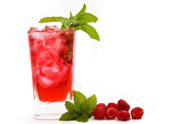  Uống cocktail: Theo Prevention, hãy dành cho mình một ly cocktail vào bữa sáng, một ly vào lúc 17h và một cốc bia vào buổi tối. Nạp đủ 3 loại thức uống này trong ngày có thể giúp bạn đốt cháy calo hiệu quả tương đương với chế độ ăn và tập luyện siêng năng các ngày trong tuần. Ảnh: Prevention.