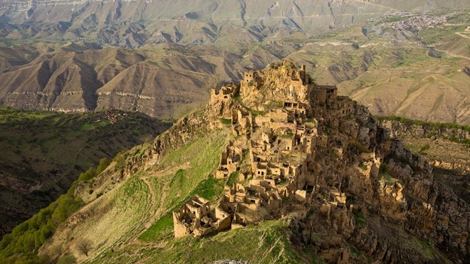 Một ngôi làng bị bỏ hoang ở Dagestan, thuộc vùng núi North Caucasus hùng vĩ ở Nga. Những cư dân cuối cùng của làng đã qua đời năm 2015.