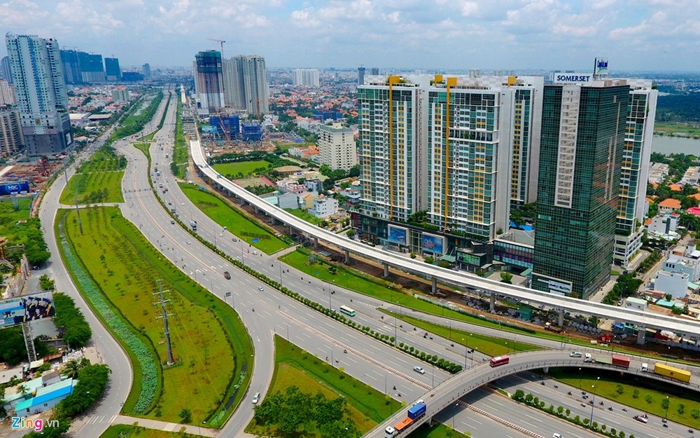 Xa lộ Hà Nội: Cửa ngõ phía đông vào trung tâm thành phố qua cầu Sài Gòn được mở rộng. Tuyến metro Bến Thành - Suối Tiên đang xây dựng ngang qua đây cũng là một phần lý do thu hút các nhà đầu tư đua nhau xây dựng các dự án bất động sản bên trục đường để đón đầu hạ tầng mới.