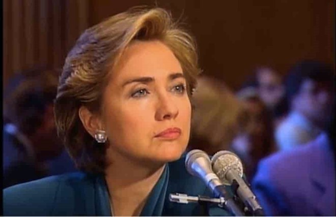 Hillary Clinton chỉ mới tốt nghiệp Trường Luật Yale: Năm 1973, trước khi bước sang tuổi 25, Hillary nhận bằng luật vào năm 1973. Sau đó, Bill Clinton cầu hôn bà nhưng bị từ chối. Cùng năm, người phụ nữ này bắt đầu làm việc tại Trung tâm Nghiên cứu Trẻ em Yale. “Children Under the Law”, bài báo có tính học thuật đầu tiên của bà, được đăng trên Harvard Educational Review vào cuối năm 1973. Khi đó, bà 25 tuổi.