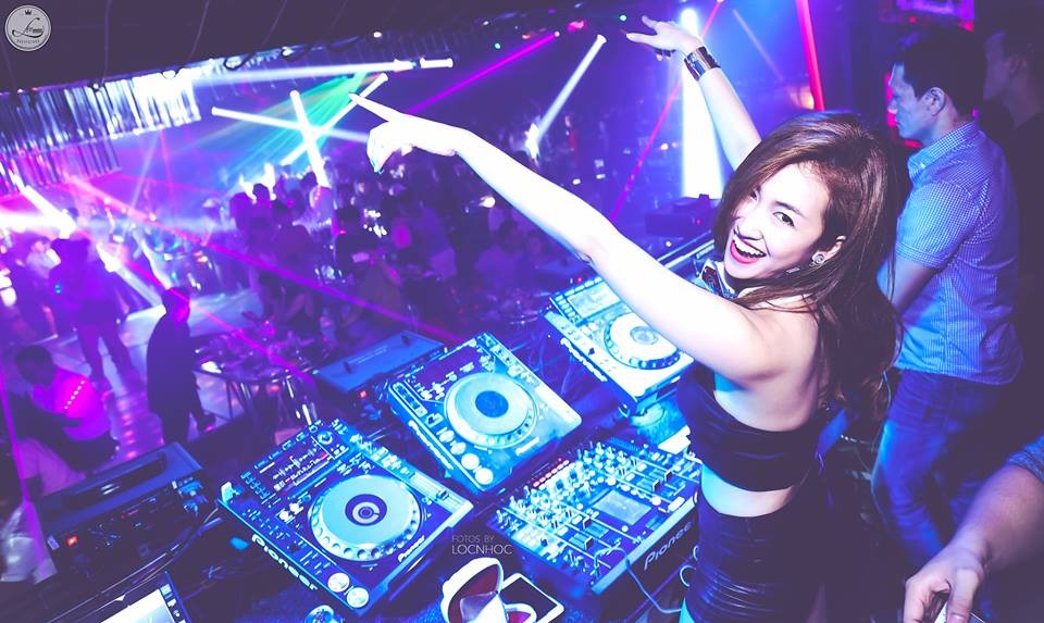 DJ Trang Moon (tên thật Hà Quỳnh Trang, quê Hà Nội) trở thành cái tên được nhiều người săn đón sau khi tham gia chương trình The Remix - Hòa âm ánh sáng. Nằm trong đội thi của Sơn Tùng M-TP và Slim V, nữ DJ gợi cảm để lại ấn tượng trong lòng khán giả qua các bản phối Em của ngày hôm qua, Nắng ấm xa dần... Trong thời gian tới, nữ DJ Trang Moon sẽ vinh dự cùng đàn anh Lý Hải, Midu,... tham dự lễ trao giải Global Entertainment Awards 2016 diễn ra tại Hàn Quốc. Trước khi lên đường sang xứ sở Kim Chi giao lưu với các ngôi sao nước bạn, Trang Moon đã có buổi gặp gỡ với báo chí và chia sẻ nhiều thông tin thú vị. Ảnh: FBNV/LOCNHOC.