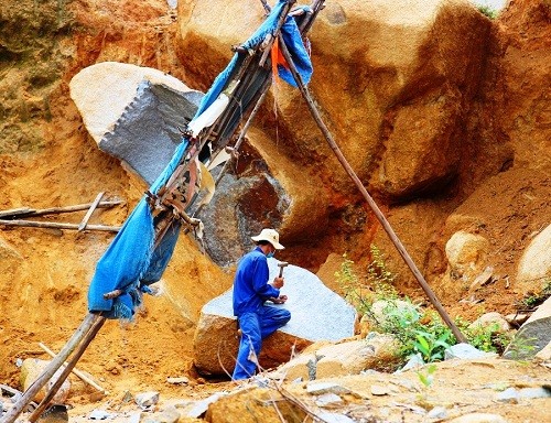 Buổi trưa, tại núi Hòn Chà (TP Quy Nhơn, Bình Định), hàng chục  thợ chẻ đá đang vươn vai, cầm búa mưu sinh. Bụi đá mù mịt, tiếng búa bổ vào đá chua chát, ầm ĩ cả góc núi rộng lớn. Tia lửa tóe ra từ mũi de, kẽ đá… những giọt mồ hôi của người phu đá ướt đẫm trên chiếc áo bạc màu, lăn dài trên cán búa.