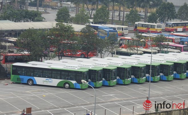 Những chiếc  xe buýt nhanh BRT được sơn màu xanh trắng đặc trưng. Nội thất bên trong xe khá hiện đại, buồng lái được ngăn cách riêng bằng vách kính, ghế đệm mềm, tay vịn treo bằng nhựa trong tạo cảm giác khá sạch sẽ, thân thiện. Đến lúc này, Sở GTVT Hà Nội và các đơn vị thực hiện dự án đang gấp rút hoàn thiện các hợp phần kỹ thuật cuối cùng, dự kiến ngày 15/12 tới sẽ đưa xe buýt nhanh BRT vào hoạt động. Hơn 30 xe buýt nhanh BRT hiện đang được tập kết tại phía sau Bến xe Yên Nghĩa.