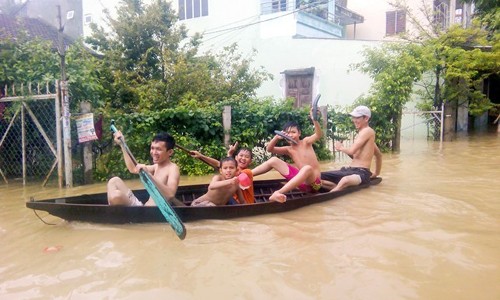 Máy bay không thể hạ cánh xuống Cam Ranh do mưa lớn