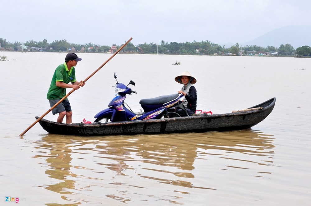 Dù lũ rút hai ngày qua nhưng chiều 19/12 hàng nghìn hộ dân ở các địa phương Bình Định vẫn còn bị chia cắt. Họ phải dùng ghe chèo băng qua cánh đồng ngập nước mênh mông đi lại làm ăn, mua bán.