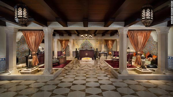 1. Emirates Palace Spa Emirates Palace Spa được bình chọn là  spa trong khách sạn tốt nhất thế giới năm 2016 và được rất nhiều người nổi tiếng yêu thích. Nơi đây nổi bật với kiến trúc mái vòm khổng lồ cổ điển, nội thất trang trí bằng vàng lá, các phòng đều lát đá cẩm thạch, rèm cửa cũng được làm từ các loại vải sang trọng, lấy cảm hứng từ không gian Ma-rốc.