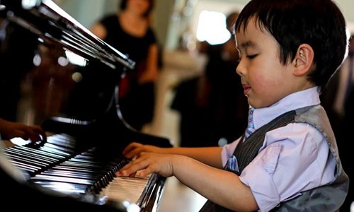 “Thần đồng piano” 5 tuổi gốc Việt được dạy dỗ thế nào?