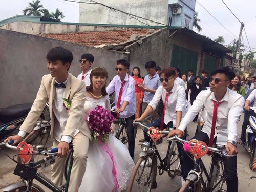 "Ông thường đưa bà anh đi dạo quanh, trên con ngựa sắt Thống Nhất màu xanh”, lấy cảm hứng từ chính bản hit đình đám “Ông bà anh” (tác giả Lê Thiện Hiếu), một cặp đôi ở Phúc Thọ (Hà Nội) đã có màn  rước dâu độc đáo. Lễ rước dâu giản dị và độc đáo gây xôn xao cả vùng quê Phúc Thọ. Dân mạng cũng để lại nhiều bình luận thích thú về đám cưới đậm chất “Ông bà anh” này. “Chắc cặp này tính làm thế để mai sau kể với con cháu rằng: “Xưa ngày cưới, ông bà chở nhau trên chiếc xe đạp tróc sơn” đây mà… Đơn giản mà ý nghĩa quá!”, nick name Quốc Huy viết.