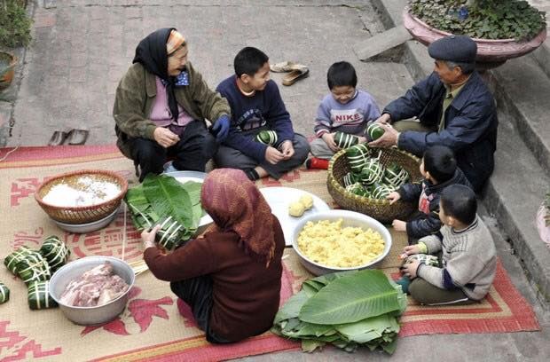 Trong không khí những ngày đầu năm 2017, trên các diễn đàn, mạng xã hội có nhiều cư dân mạng dành khá nhiều thời gian để xem lại những bức ảnh lưu giữ lại những khoảnh khắc cái  Tết xưa. Kèm theo những hình ảnh đó, nhiều người chia sẻ những dòng cảm xúc khó quên về một thời đón Tết còn nhiều khó khăn, thiếu thốn về vật chất, thời tem phiếu, bao cấp.