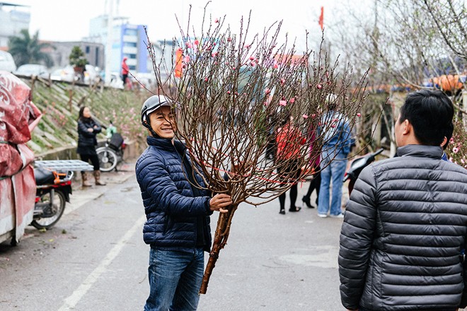 Chợ hoa Quảng Bá Đây là một trong những khu chợ nổi tiếng ở Hà thành, càng tấp nập vào dịp giáp Tết. Vào những ngày thường, chợ chỉ họp vào khoảng nửa đêm đến 3 - 4h sáng, nhưng những ngày cận tết thì sẽ họp từ sáng đến tối luôn. Do đó, du khách có thể ghé qua bất cứ lúc nào.  Chợ hoa Tết này chỉ cách trung tâm Hà Nội khoảng 5 km, nằm ngay trên đường Âu Cơ.