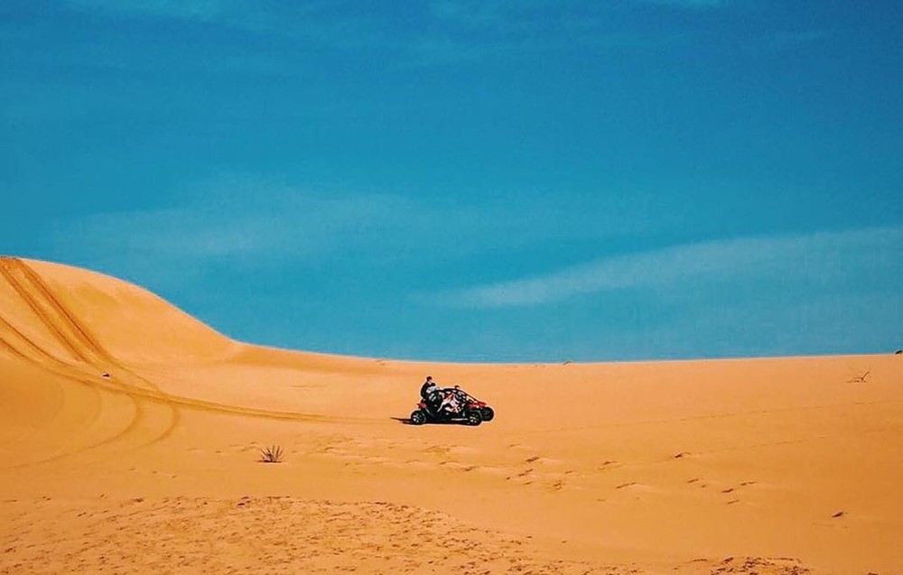 Làng Mông Cổ nằm trong khu du lịch, thể thao mạo hiểm Tanyoli nằm ở Mũi Dinh, thôn Sơn Hải, huyện Thuận Nam, tỉnh Ninh Thuận. Tới đây, bạn có thể tắm biển, vượt sa mạc, leo núi, cắm trại hay trải nghiệm đi xe địa hình trên những đồi cát đầy thú vị. Ảnh:Billnguyen.36.