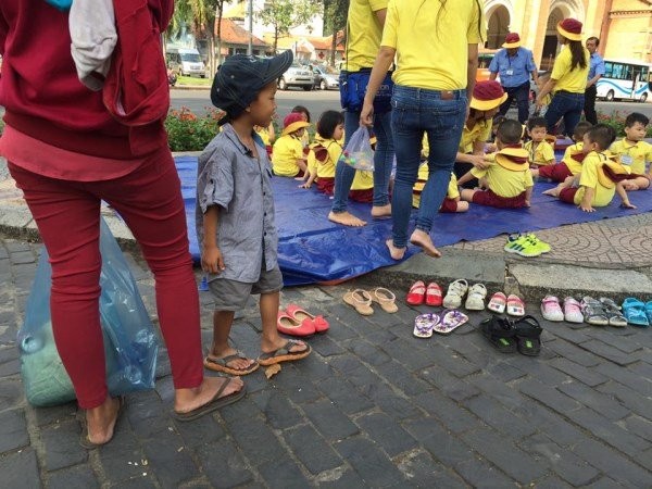 Người ghi lại hình ảnh này là anh Phạm Nghĩa, một nhà báo ở TP.HCM. Anh Nghĩa cho biết, đây là một cậu bé tầm 4 tuổi theo mẹ lượm ve chai ngay Bưu điện Thành phố.