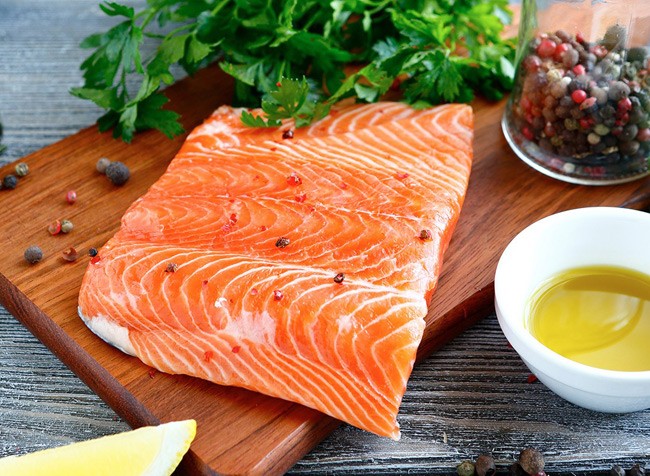 1. Cá hồi hoang dã giàu Omega-3 và những axit chống viêm mạnh mẽ giúp giảm nguy cơ mắc các bệnh tim mạch, viêm khớp,… đặc biệt khi phụ nữ mang thai sẽ giúp con thông minh hơn.