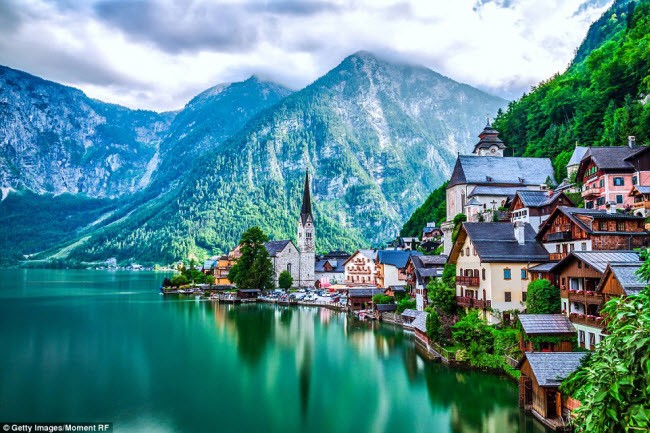 Được bao quanh bởi núi và hồ phẳng lặng, ngôi làng Hallstatt ở Áo có phong cảnh đẹp như tranh vẽ. Một công ty thậm chí đã xây dựng bản sao của  ngôi làng đẹp như tranh vẽ này ở Trung Quốc.