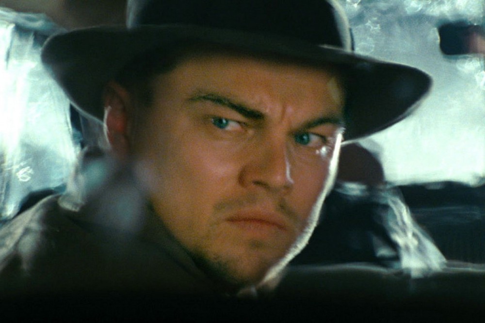 Teddy Daniels (Leonardo DiCaprio) trong Shutter Island (2010): Bầu không khí căng thẳng xuyên suốt trong Shutter Island được hình thành khi người xem theo chân viên sĩ quan cảnh sát giàu kinh nghiệm Teddy Daniels. Anh cùng cộng sự ghé thăm một bệnh viện tâm thần dành cho tội phạm nằm trên đảo Shutter, nhằm điều tra vụ mất tích của nữ bệnh nhân Rachel Solando. Nhưng càng dấn sâu vào bóng tối, Teddy càng phải đối mặt với những nỗi sợ hãi mà anh trốn tránh suốt bấy lâu, đồng thời khám phá ra bí mật về chính bản thân mình. Ảnh: Paramount.