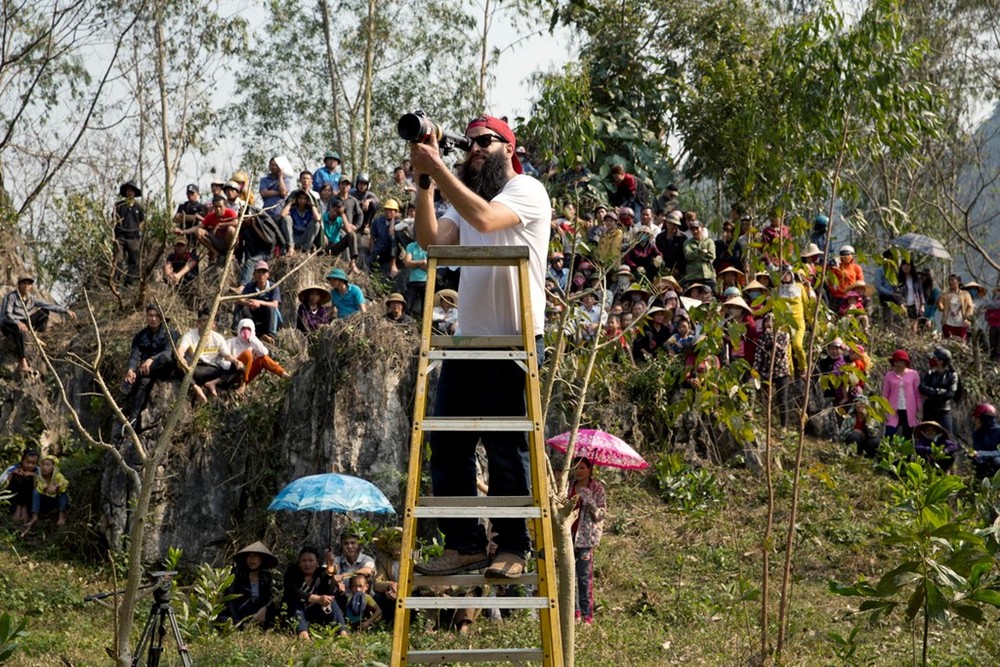 Đầu năm 2016,  đạo diễn Jordan Vogt-Roberts cùng đoàn làm phim lên tới hàng trăm người tới Ninh Bình, Quảng Bình và vịnh Hạ Long để ghi hình bom tấn Kong: Skull Island. Sự kiện thu hút dư luận bởi đây là lần đầu tiên Việt Nam được đón tiếp một đoàn làm phim bom tấn Hollywood, bao gồm cả diễn viên, tới thực địa để trực tiếp ghi hình.