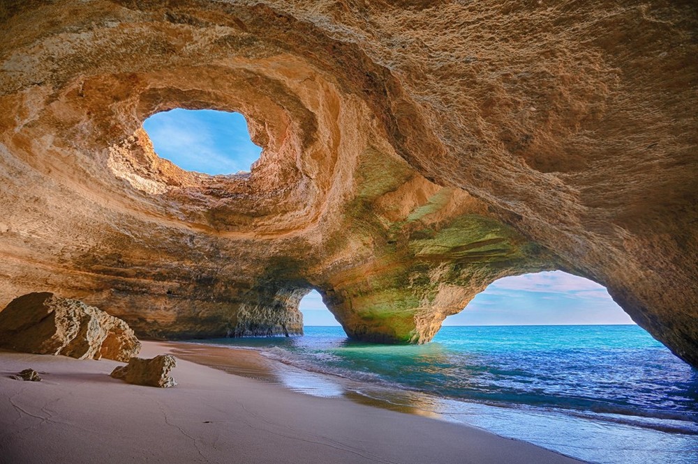 Algarve là  hang động tuyệt đẹp nằm ở Bồ Đào Nha, được hình thành do sự bào mòn của sóng biển vào đá vôi. Du khách đến đây cũng có thể được nhìn ngắm những đàn cá heo bơi lội trong vùng biển xanh biếc. Ảnh: Theculturetrip.