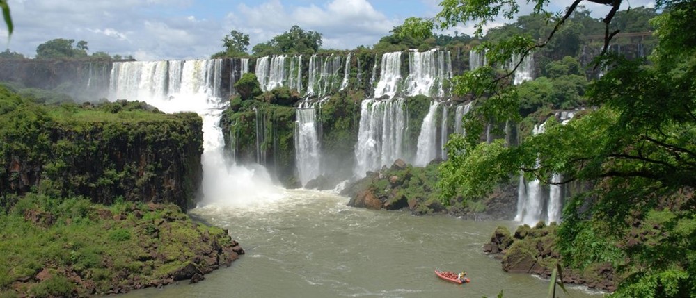 Thác Iguazu, một di sản thế giới nằm ở biên giới Argentina và Brazil, thu hút du khách không chỉ bởi vẻ đẹp hùng vĩ của dòng thác, mà còn bởi  khu rừng rậm rạp với hàng nghìn loài động thực vật sinh sống. Ảnh: Argentina.travel.