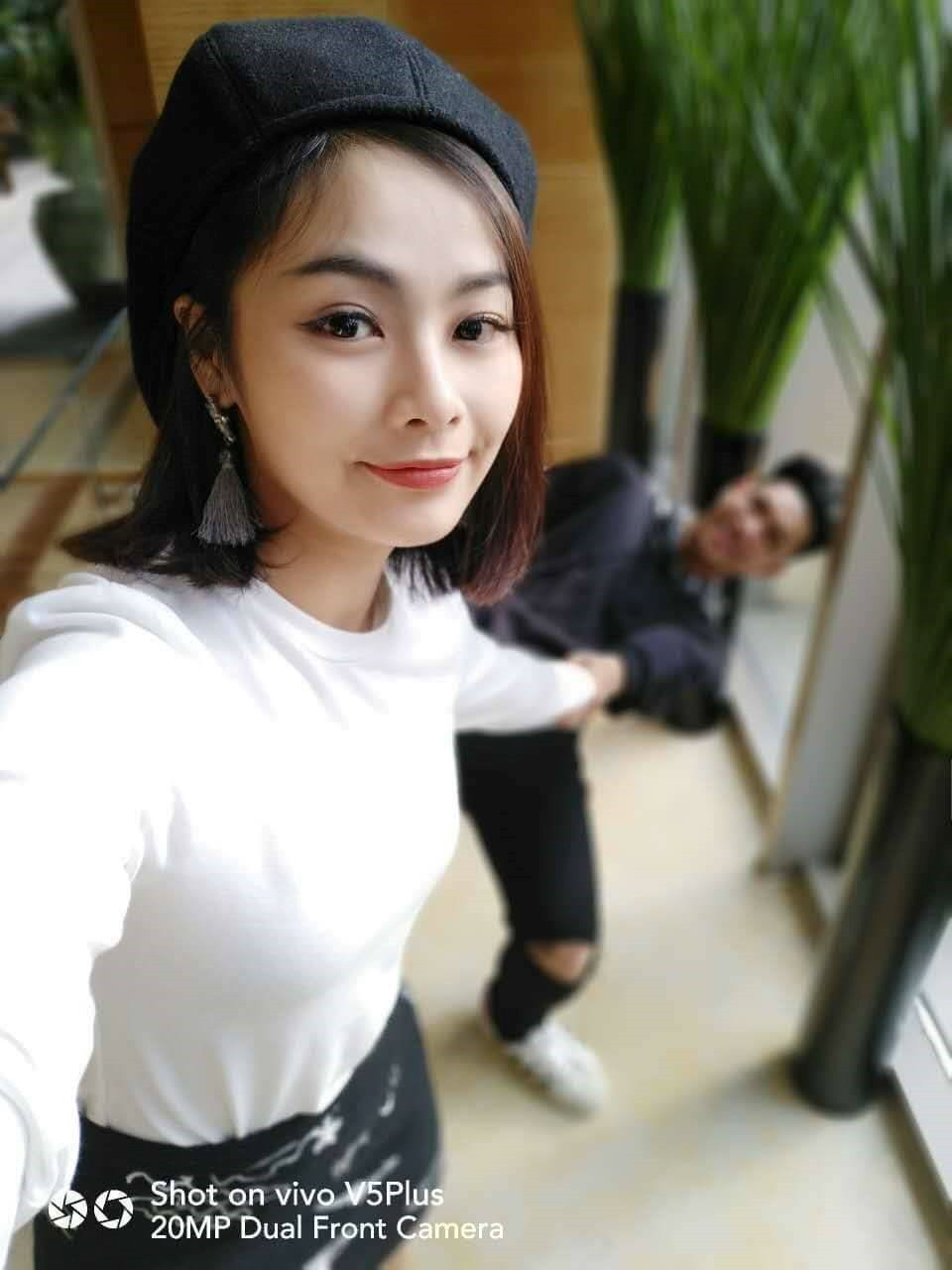 Tiếp nối trào lưu “nắm tay em đi khắp thế gian” khiến nhiều F.A ghen tỵ, kiểu  selfie khoe “gấu” mờ mờ ảo ảo thế này cũng được hưởng ứng nhiệt tình. Dù anh chàng phía sau nhiệt tình tạo kiểu thì vẫn chỉ có cô gái tỏa sáng trong khuôn hình. Ảnh: Tài năng có hạn nhưng khốn nạn vô cùng.