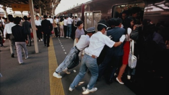 Theo lộ trình,  tàu điện ngầm Odakyu Odawara chở hơn nửa triệu lượt khách dọc thủ đô Tokyo hàng ngày. Tuyến tàu này bắt đầu từ phía tây nam thành phố, kéo dài 82,5km tới quận Shinjuku ở trung tâm, cũng là trạm trung chuyển lớn nhất, ghi tên vào sách Guinness với 3,64 triệu lượt trong 24h. Việc bị nhồi nhét, chèn ép là chuyện hết sức bình thường đối với người dân tại đây, đặc biệt là giờ cao điểm. Họ thậm chí còn không có đủ chỗ để cầm điện thoại.