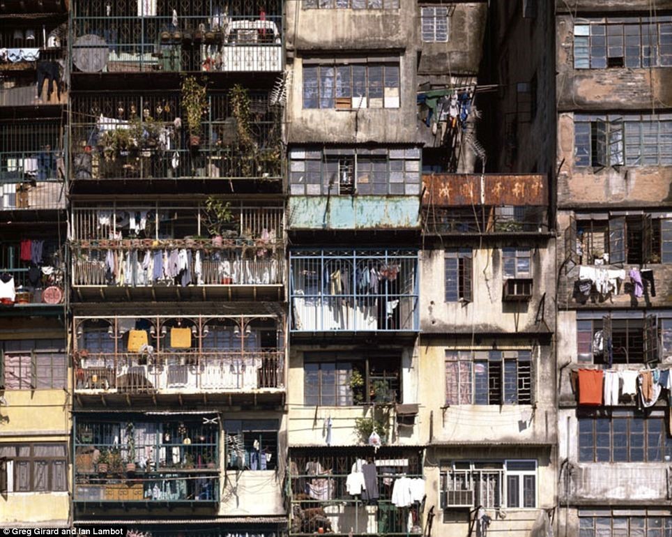 Kowloon Walled City (  Cửu Long Trại Thành) từng là một pháo đài có mật độ dân số đông nhất thế giới với 50.000 người thuộc đủ các tầng lớp sinh sống và làm việc. Thành phố kỳ lạ này là nơi sinh sống của hơn 33.000 hộ gia đình và doanh nghiệp sống trong hơn 300 tòa nhà cao tầng liền kề, được xây dựng tự phát.