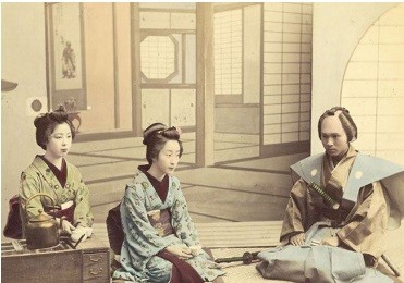  Samurai Nhật Bản thăm hai geisha vào khoảng năm 1880.